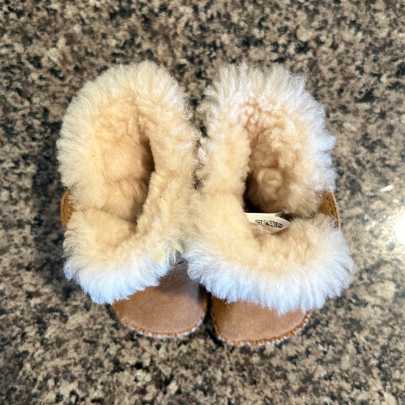 Baby Ugg Boots Tan Moccasins Fur Lined Rubber Soles Size 0/1 EUC Velcro Uggs - Picture 2 of 8